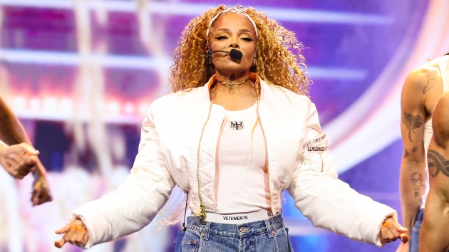 At AMAs, Janet Jackson performs on TV for the first time in seven years